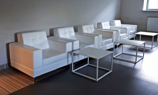 fotele sofy nowoczesne venna biale pikowane wynajem warszawa