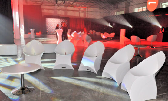 krzesla eventowe FLUX biale składane wynajem