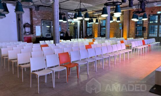 krzesla eventowe biale Maya white wypozyczalnia Amadeo Warszawa