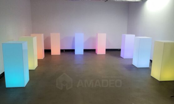 wynajem kolumn ekspozycyjnych postumentow podswietlanych kolorowych Amadeo
